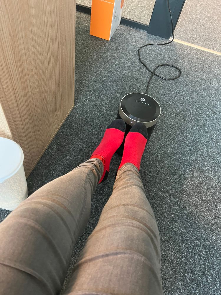 Meine Füße werden an einem Heizlüfter aufgewärmt. 