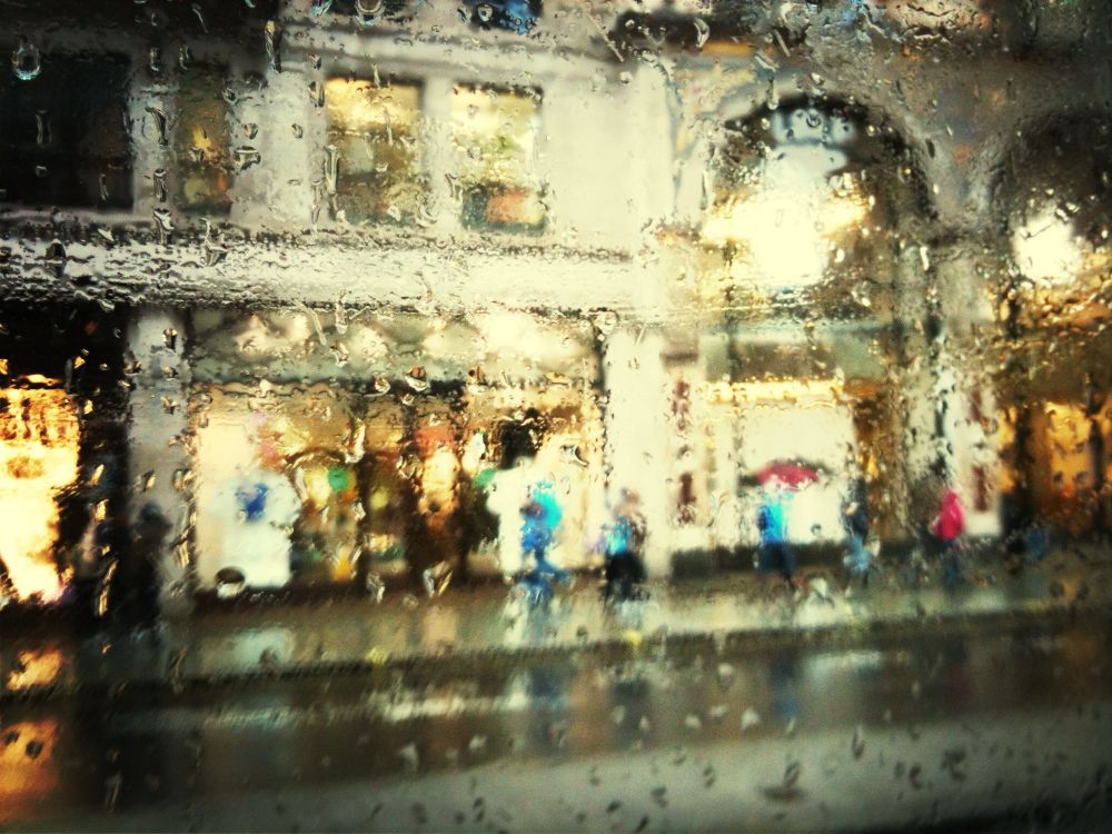  blick auf den apple store in london durch ein durch regen getrübtes busfenster
