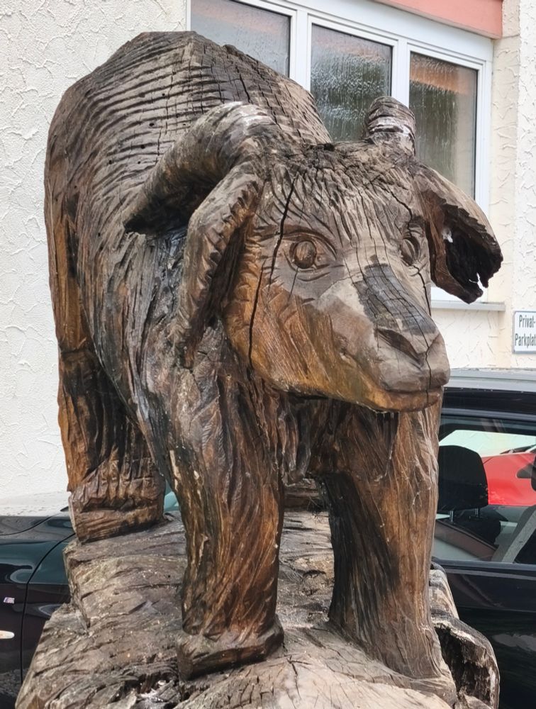 Eine süß-debile Kinderziege aus Holz 