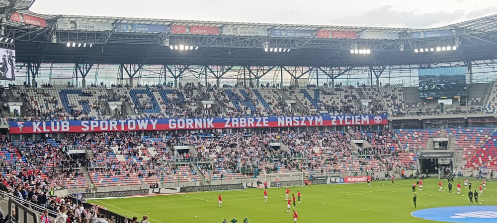 Tribüne des Ernst-Pohl-Stadions in Zabrze mit großem blau-rot-weißem Banner 