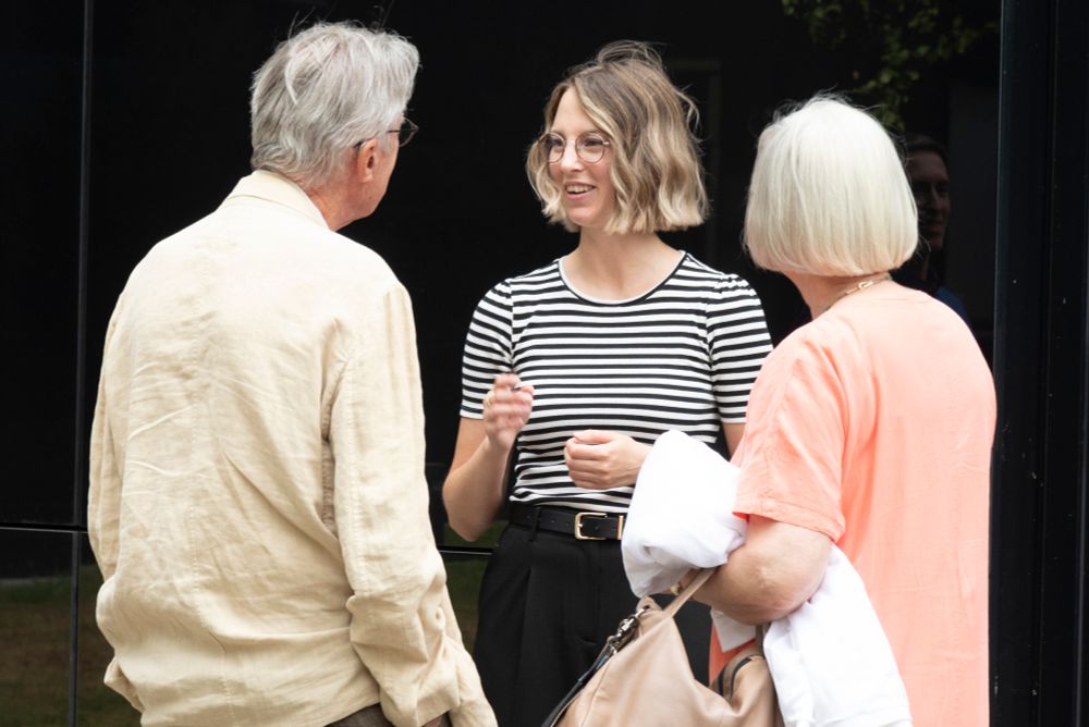 Dr. Cornelia Holler talks with the guests at the first public general assembly of the “Verein der Freunde und Ehemaligen des Max-Planck-Instituts für die Physik des Lichts e.V.