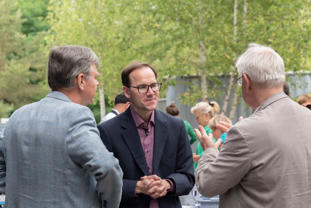 Interesting discussion outdoors at the the first public general assembly of the “Verein der Freunde und Ehemaligen des Max-Planck-Instituts für die Physik des Lichts e.V.