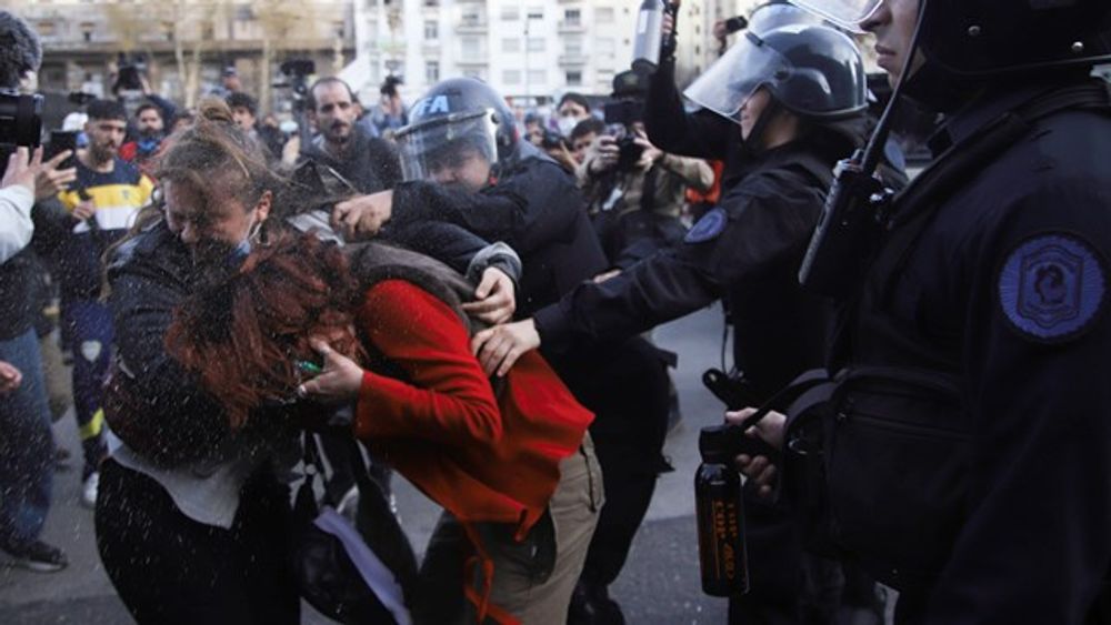 Incidentes frente al Congreso tras la sesión en Diputados: los principales videos que se viralizaron en la red social X