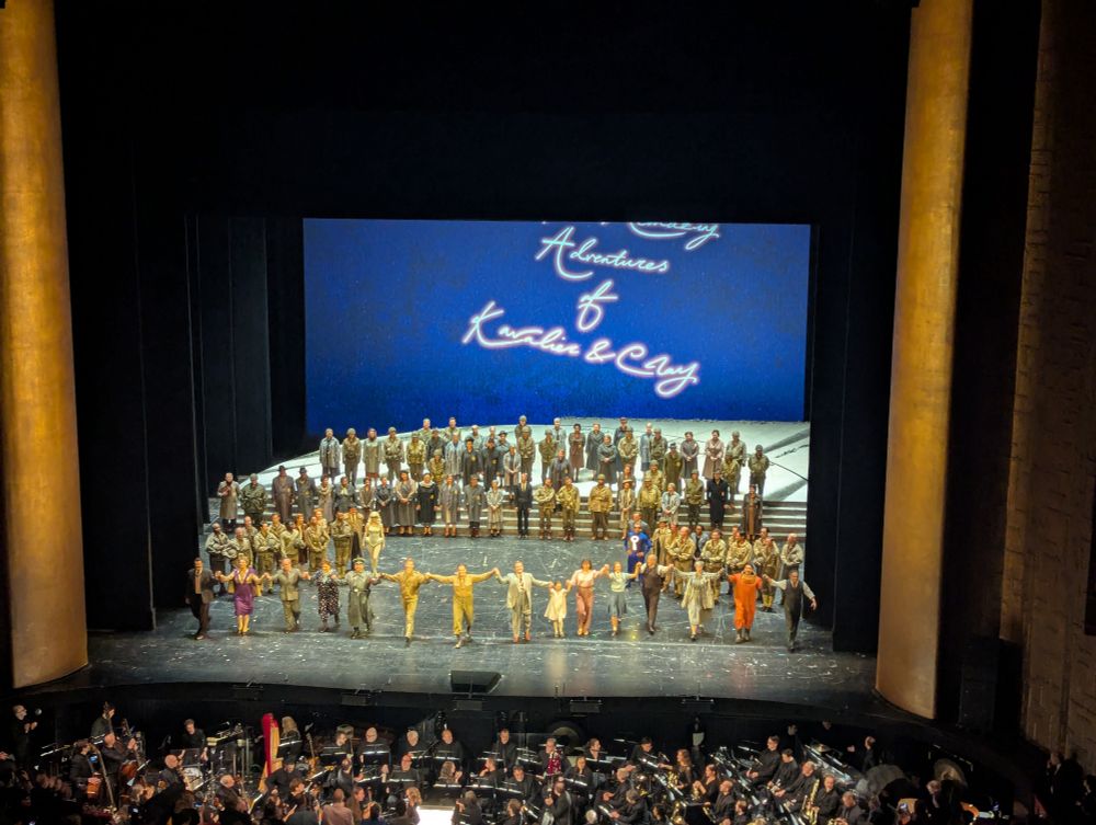 מסתבר שיש הרבה מאד משתתפים באופרה.