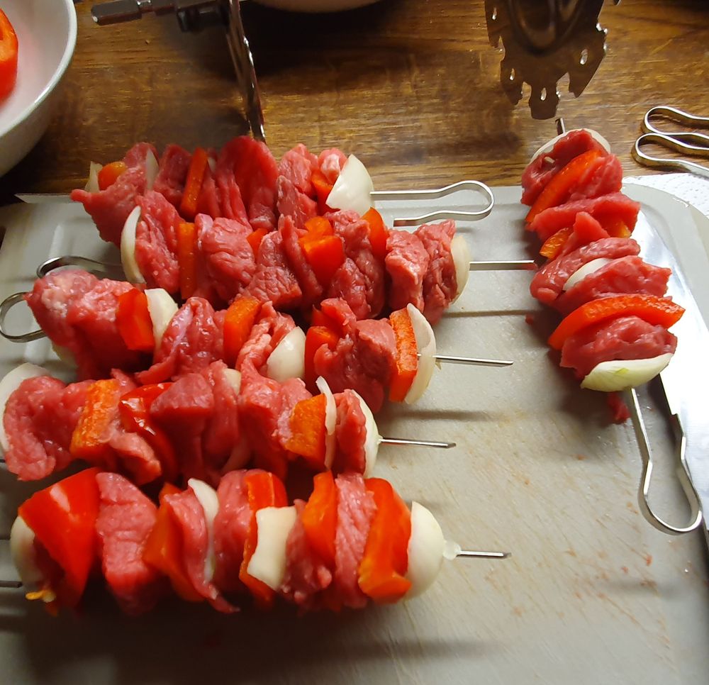 Rohe Schaschlikspieße