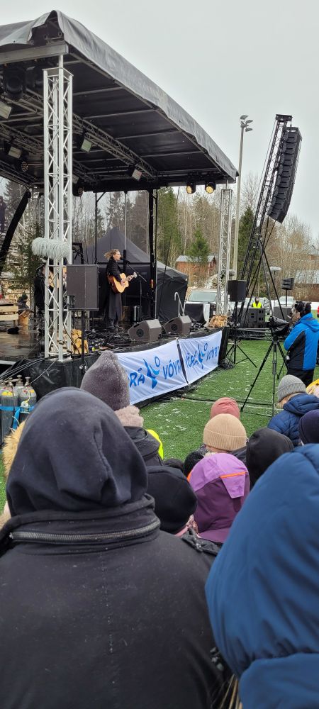 Vörås Josefin Sirén uppträder före KAJ.