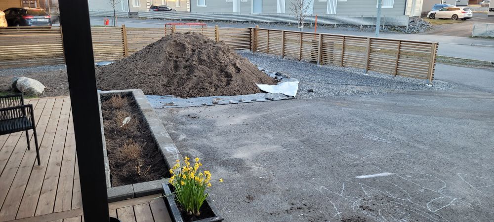 En kontorsråttas frestelse: 13 ton jord som bara väntar på att bli utspridd på gårdens gräsmatta med fel lutning.