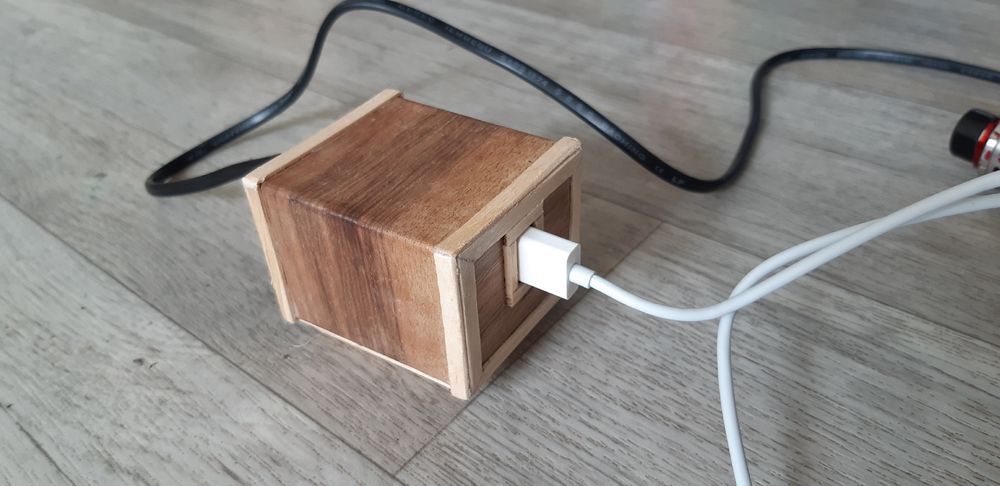 Chargeur USB en bois. De la même taille que le chargeur d'origine réparé (crosscall). Placage noyer.