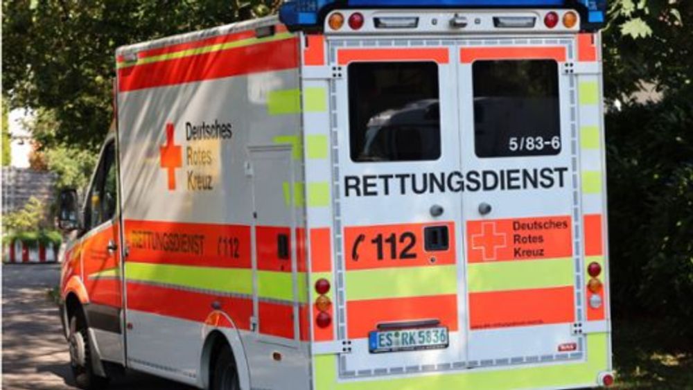 Zeugenaufruf in Ostfildern-Kemnat: Fahrtrage eines Rettungswagens während Einsatz in Brand gesetzt