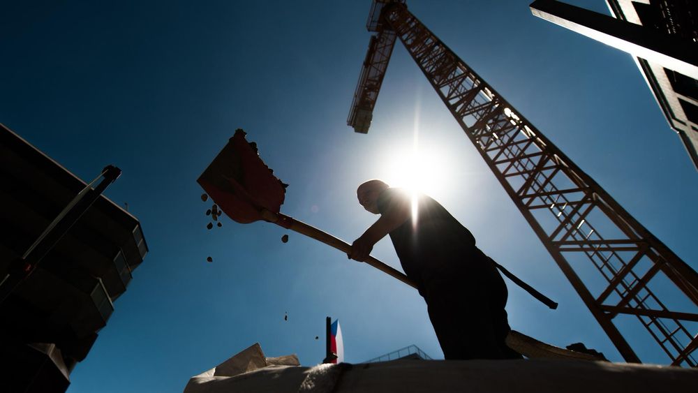 Die Gewerkschaft IG BAU fordert, die Arbeit auf Baustellen im Freien bei Temperaturen über 33 Grad Celsius einzustellen.