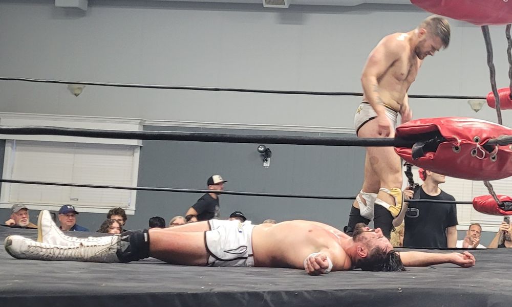 In a stunning upset at SCWPro and perhaps a glimpse of things to come,  Drake Holloway defeated Eric Eznite 
#prowrestling