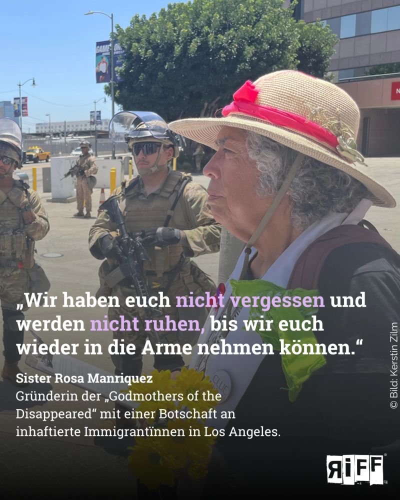 Eine Frau mit Strohhut auf grauem Haar und gelben Blumen in der Hand. Hinter ihr zwei bewaffnete Soldaten der Nationalgarde. Text: „Wir haben euch nicht vergessen und werden nicht ruhen, bis wir euch wieder in die Arme nehmen können.“