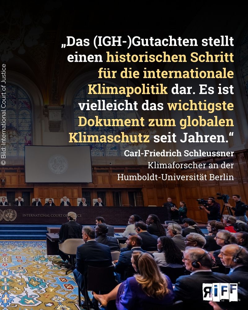 Ein Saal des Internationalen Gerichtshofs. Auf einem Podest sitzen die Richter des IGH. Dazu das Zitat: „Das (IGH-)Gutachten stellt einen historischen Schritt für die internationale Klimapolitik dar. Es ist vielleicht das wichtigste Dokument zum globalen Klimaschutz seit Jahren.“