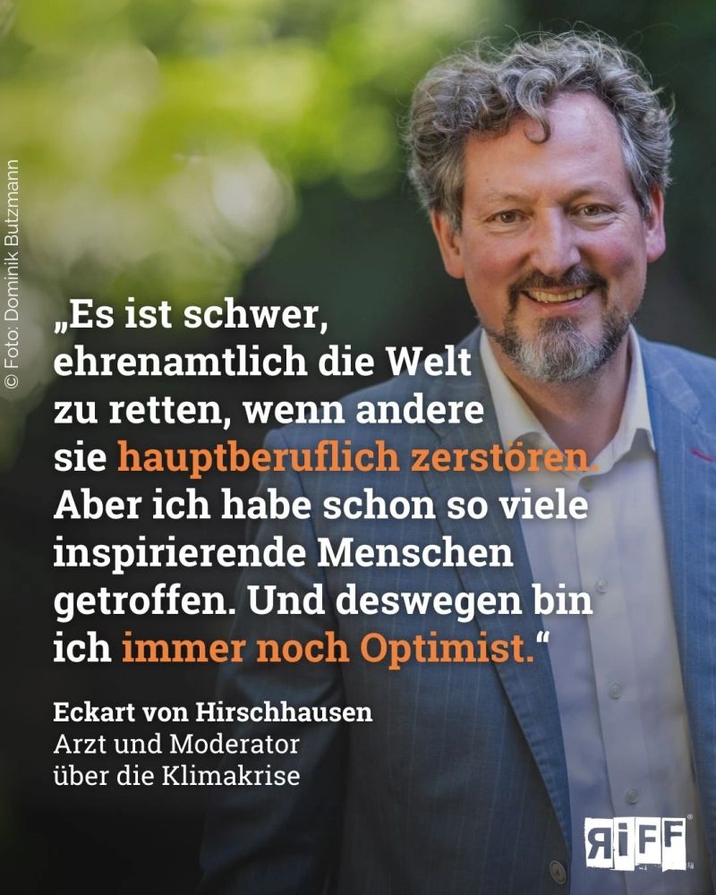 Mann mit grauem Bart und blauem Anzug, im Hintergrund grüne Natur. Text: „Es ist schwer, ehrenamtlich die Welt zu retten, wenn andere sie hauptberuflich zerstören. Aber ich habe schon so viele inspirierende Menschen getroffen. Und deswegen bin ich immer noch Optimist.“