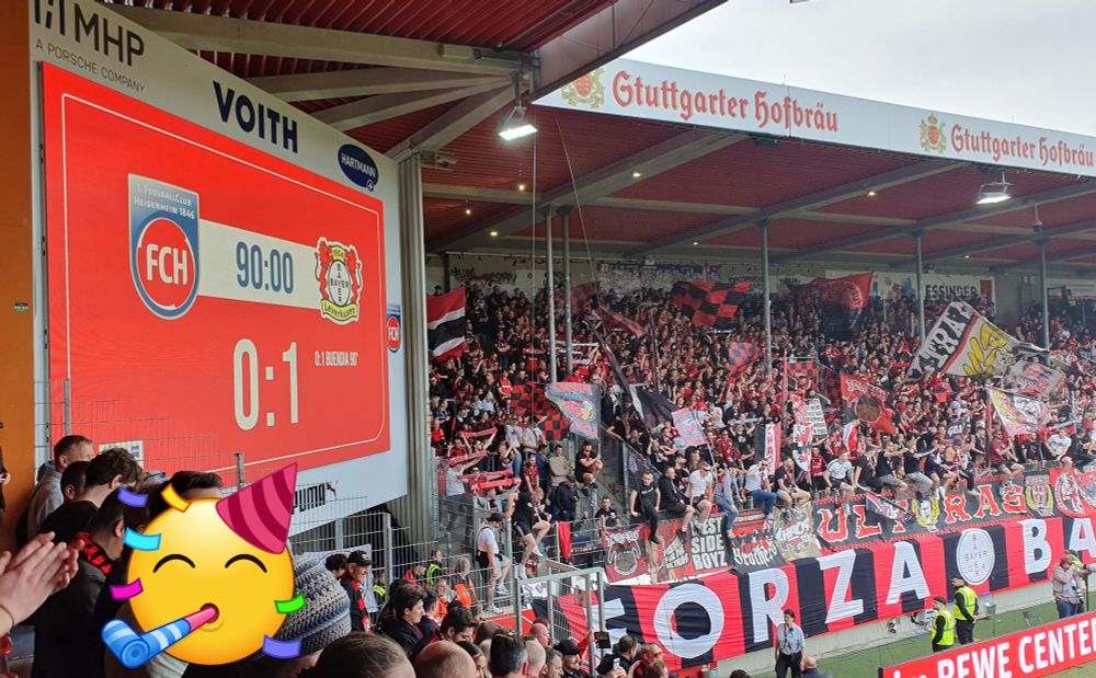Fussballstadion des FC Heidenheim mit Blick auf die Anzeigetafel und den Fanblock der Gäste von Bayer04.