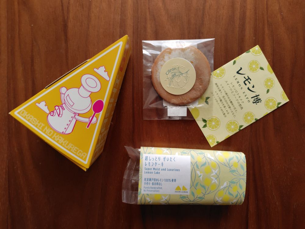 パッケージの状態のチーズケーキ、サブレ、レモンケーキが並んでる