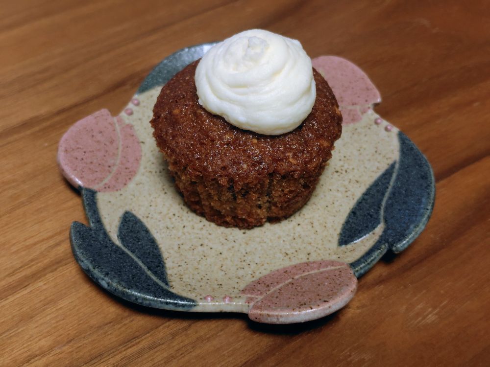 チューリップのお皿に乗せたカップケーキサイズのキャロットケーキ