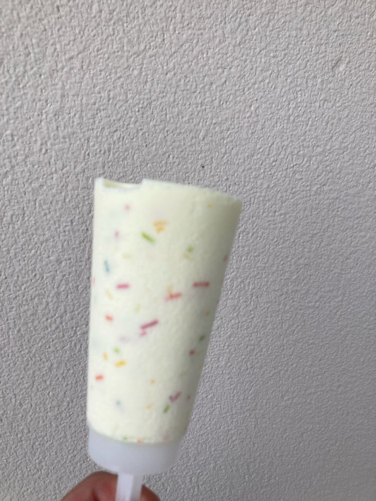 セブンティーンアイス カラフルチョコのアイス部分の写真 白いバニラアイスの中に、色とりどりのチョコスプレーが練り込まれている。