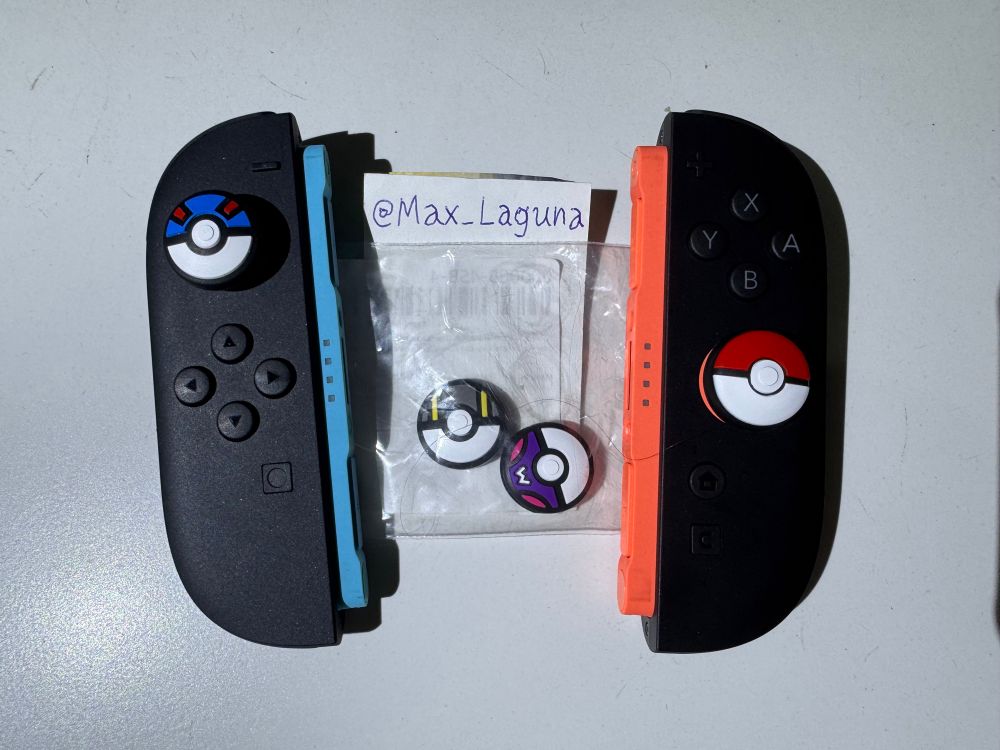 Thumb grips de PokéBalls nas alavancas dos Joy-Cons 2