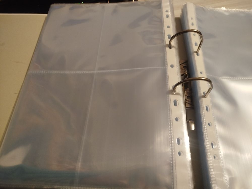 Classeur contenant des pochettes plastifiées spéciales pour y ranger des photos au format 10x15cm