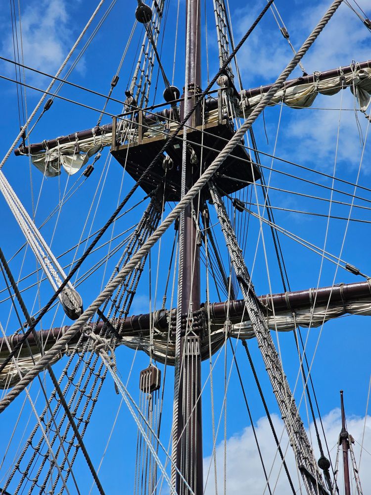 Mast and ropes of the historical ship Galeón Andalucía