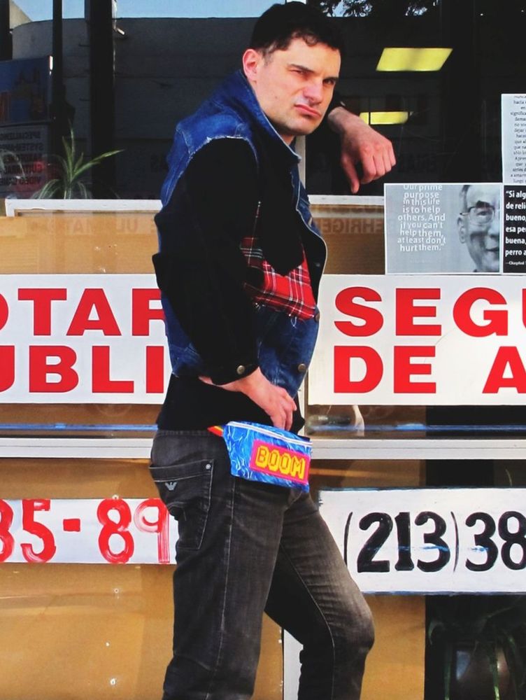 Flula Borg viser fram rumpetaska i freidig positur.