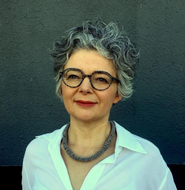 Picture of the keynote speaker of the upcoming DraCor Summit, Clarisse Bardiot. Source for the picture is her personal website clarissebardiot.info.