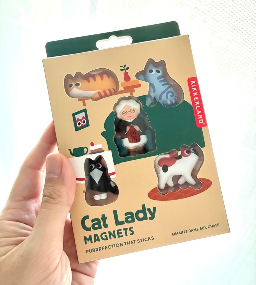 Juego de imanes de nevera “Cat lady magnets” compuesto por una dulce ancianita que teje en su sofá y cuatro gatetes, cada uno de su padre y de su madre