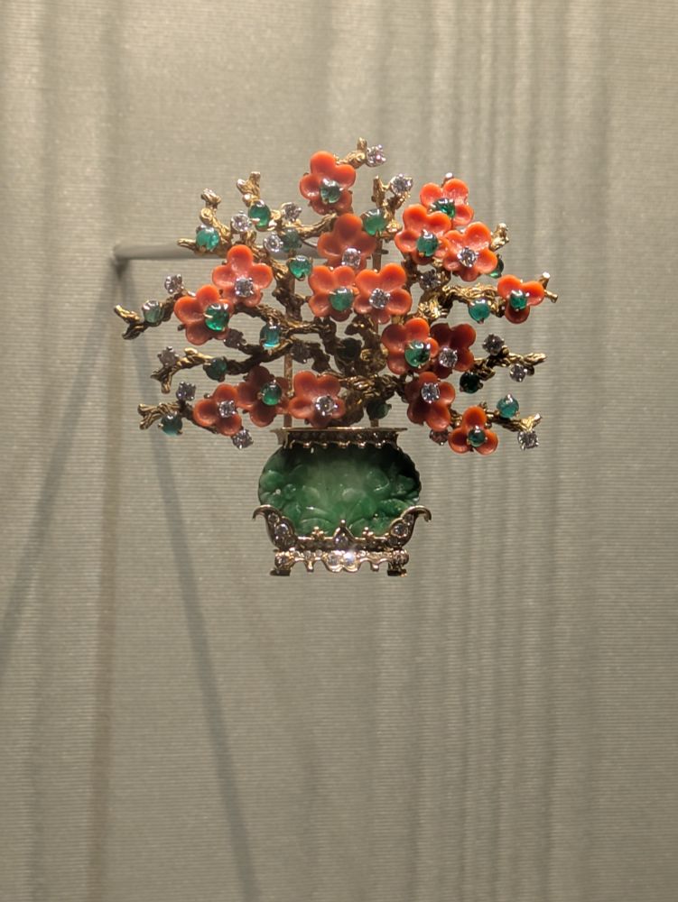 ブローチ
ゴールド、プラチナ、ジェイド、コーラル、エメラルド、ダイヤモンド