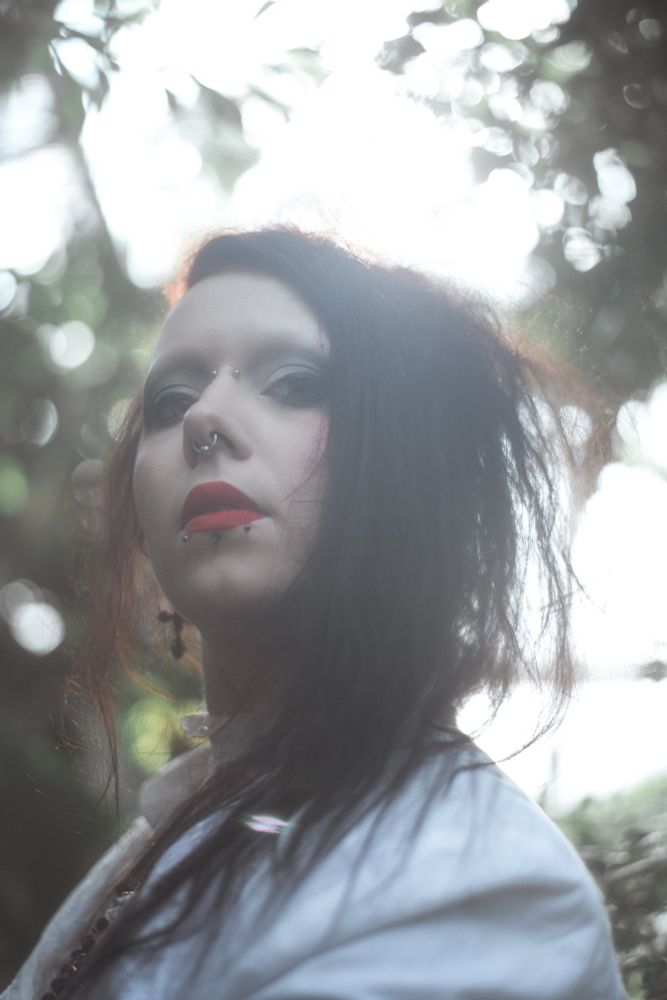 Portrait photo / Alt model with white shirt, in a greenhouse 