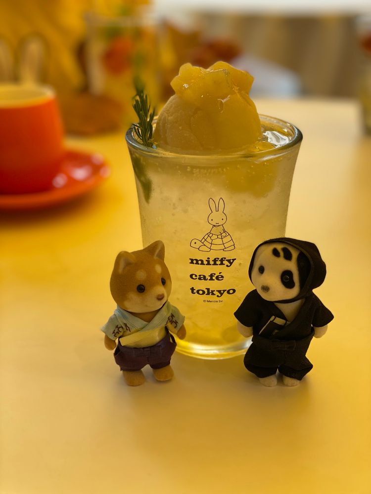 果物の乗ったシャーベットとローズマリーの葉が乗ったジュースのグラスの前に、やまだりきちの格好をしたシルバニアのシバイヌの子供と、黒い忍び装束を着たダルメシアンのお兄さんが立っている。