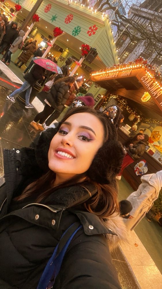 Kış mevsiminde Londra hem klasik şehir turizmini hem de Noel + kış temalı deneyimleri bir arada sunan harika bir destinasyon. Tek başına gezenler, çiftler, hatta aileler için uygun bir şehir ama özellikle bu dönem (kasım–ocak) içinde tercih edildiğinde bambaşka bir atmosfer sizi bekliyor. Şimdiye kadar defalarca burada vakit geçirmiş biri olarak sizi Londra’daki en keyifli Noel pazarlarına götüreceğim. 

@İlaydaturhan Londra Noel Pazarı Rehberi: İngiltere Christmas Market Gezi Notları sizlerle! 
 💬 Merak ettiklerinizi yorumlara yazın, blogger’dan tavsiyeleri alın!  

✅ Londra Noel Pazarları
✅ Londra’daki En Güzel Buz Pistleri
✅ Londra Noel Pazarı Lezzetleri
✅ Londra Noel Pazarı Tüyoları

📌 Profildeki linke tıklayarak Motioonn web sitesini ziyaret edin ve Londra Noel Pazar Rehberini Keşfedin 
👇 Siz de Christmas Market enlerinizi yorumlara yazın

Keşfet, İlham Al, Adım At!

London in winter is a wonderful destination that blends classic city tourism with magical Christmas and winter-themed experiences. It’s great for solo travellers, couples, and even families — but especially between November and January, the city transforms into an entirely different atmosphere. As someone who has spent plenty of time here, I’m taking you to the most enjoyable Christmas markets in London.

@İlaydaturhan London Christmas Market Guide: Christmas Market Travel Notes from the UK are here!
💬 Drop your questions in the comments and get tips directly from the blogger!

✅ London Christmas Markets
✅ The Best Ice Rinks in London
✅ London Christmas Market Food Highlights
✅ London Christmas Market Tips

📌 Click the link in my profile to visit the Motioonn website and explore the London Christmas Market Guide.
👇 Share your favourite Christmas Markets in the comments!

Discover, Get Inspired, Take Action!