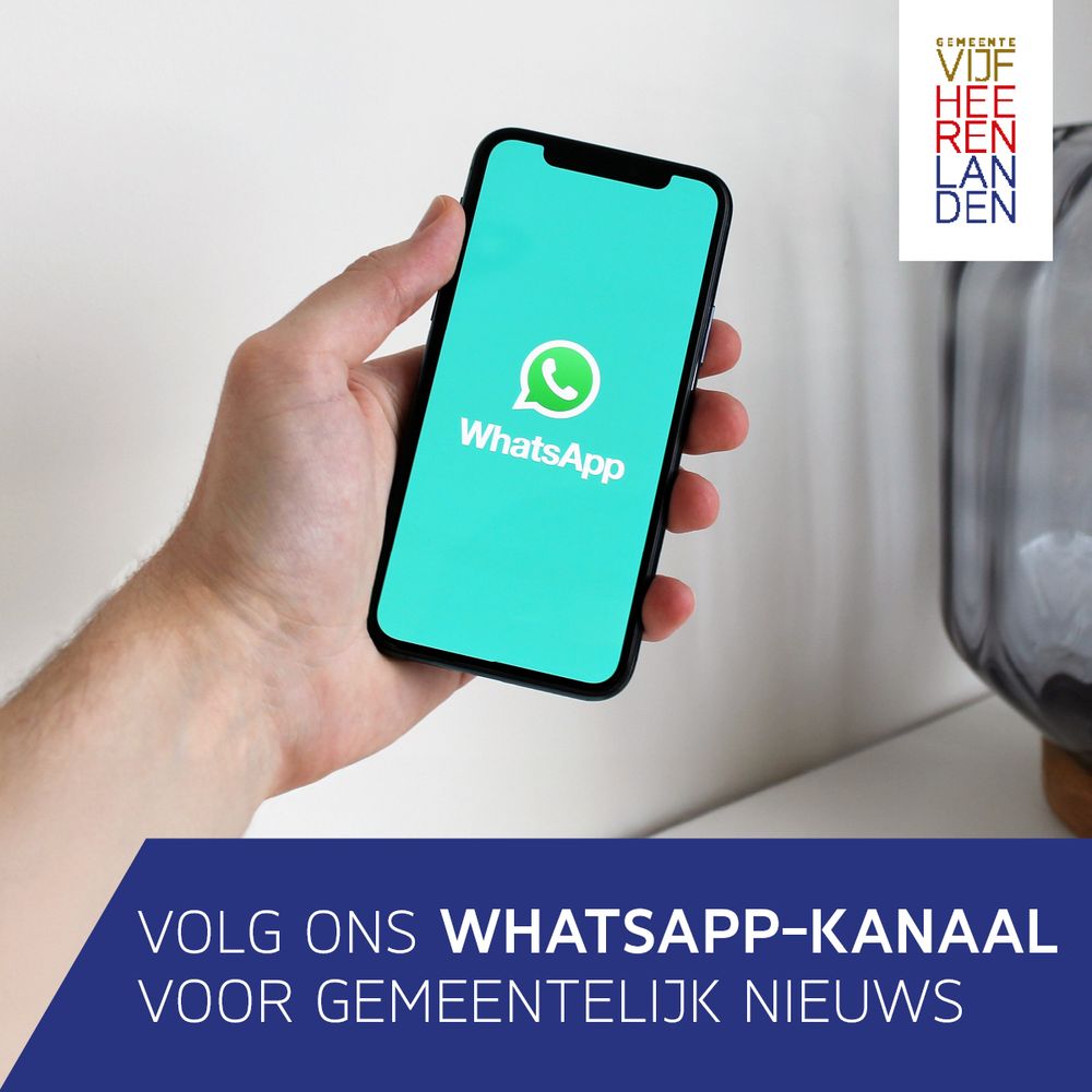 Afbeelding van een hand die een telefoon vasthoud met op het scherm WhatsApp; daaronder de tekst: Volg ons WhatsApp-kanaal voor gemeentelijk nieuws