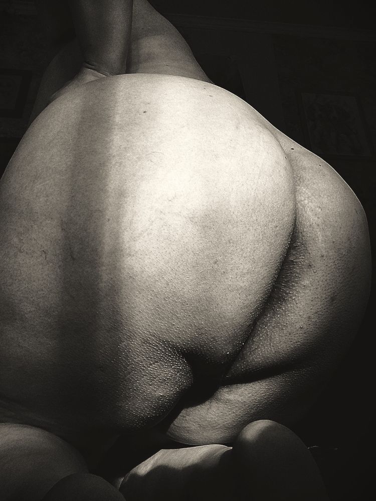 Another favourite. This one shows skin texture and stretch marks in lovely detail. in B&W.
