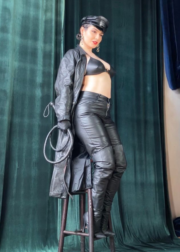 Photograph of Mistrix Violeta Felix in an all black leather outfit 