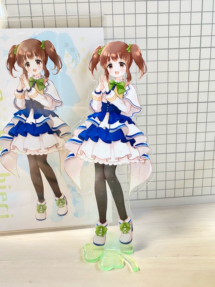 手持ちの土台にセロテープで固定されてる。フラフラだけど立つ。