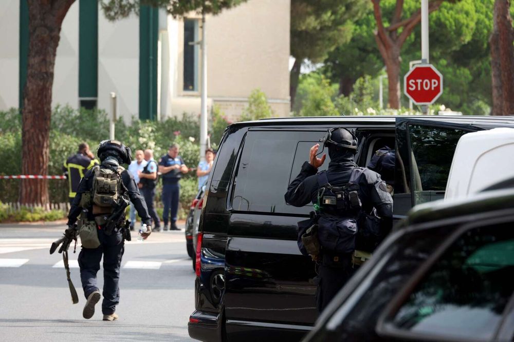 Incendie devant la synagogue de La Grande-Motte : Emmanuel Macron déclare que « tout est fait pour retrouver l’auteur de cet acte terroriste »