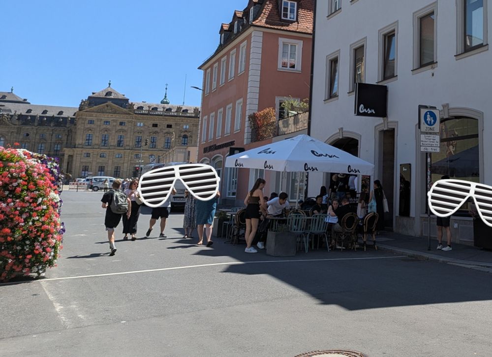 Gut besuchtes Eiscafe 
