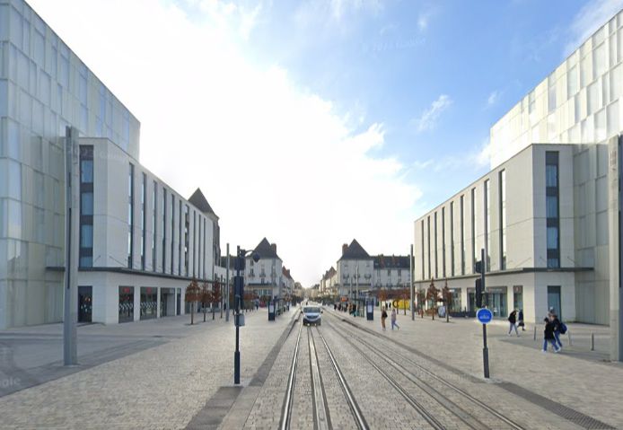 Une streetview de Tours actuelle, niveau Porte de Loire avec les grands bâtiments gris moches 