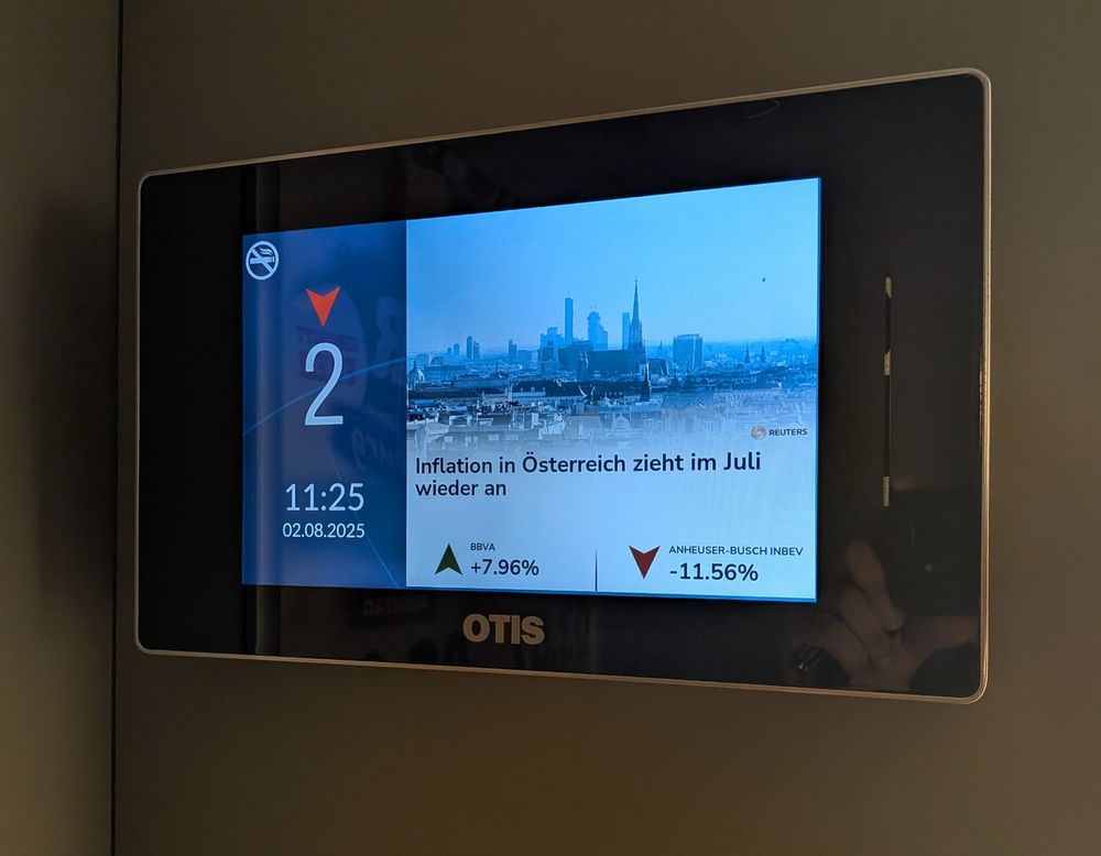 Smart Screen im Fahrstuhl, informiert über Etage, Fahrtrichtung, Wetter, Börsenkurse und Inflationsrate in Österreich.