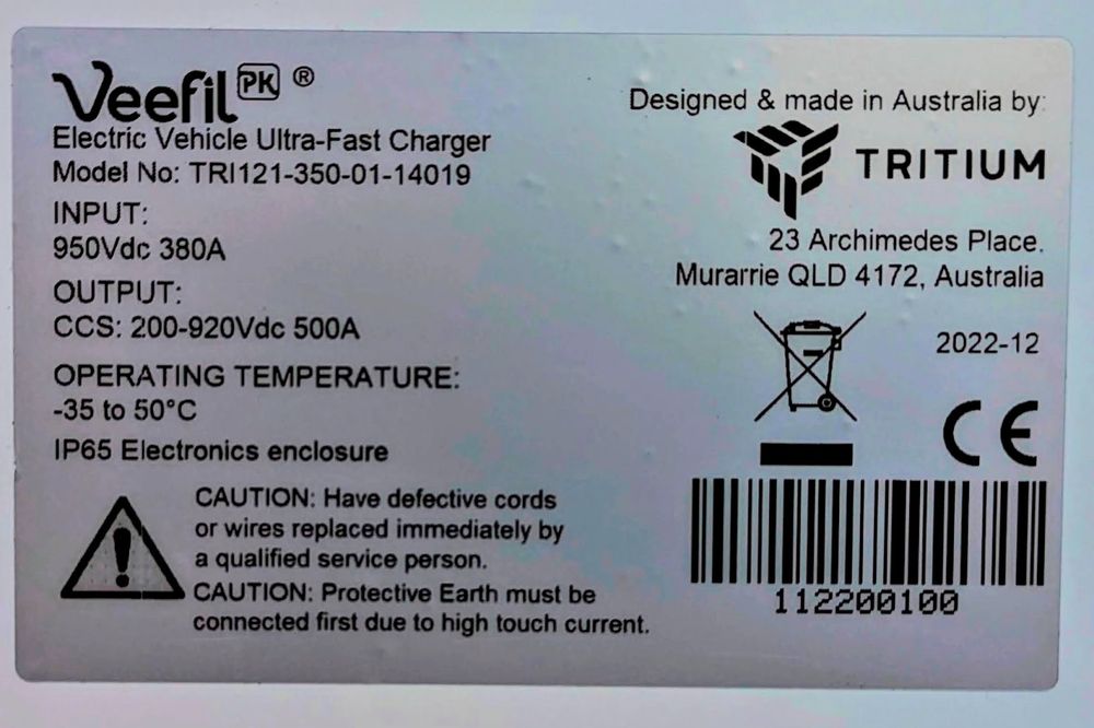Typenschild einer Tritium-Ladesäule, Produktionsdatum 2022-12