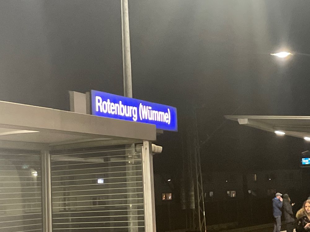 Das Bahnhofsschild von Rotenburg (Wümme), drumherum Nacht