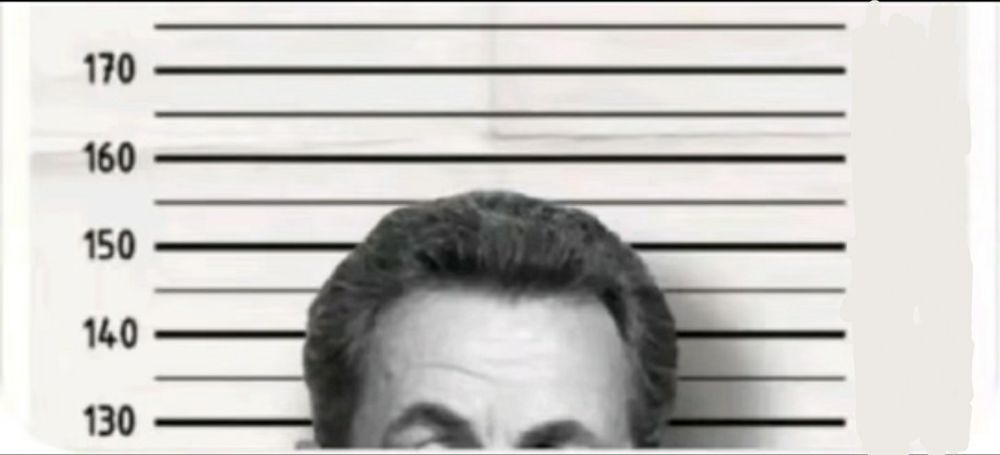 L’image présente le haut du crâne d’un individu anonyme, placé devant une toise graduée en centimètres, typique des clichés judiciaires. Le visage est volontairement flouté, mais la mise en scène évoque sans détour une photo de détention. Le sommet de la tête dépasse à peine les 150 cm, un détail qui, dans ce contexte, semble moins anodin qu’il n’y paraît.

Le style rappelle les clichés de célébrités rattrapées par la justice, et certains y verront une allusion directe à un ancien président français, dont les démêlés judiciaires ont souvent fait la une.