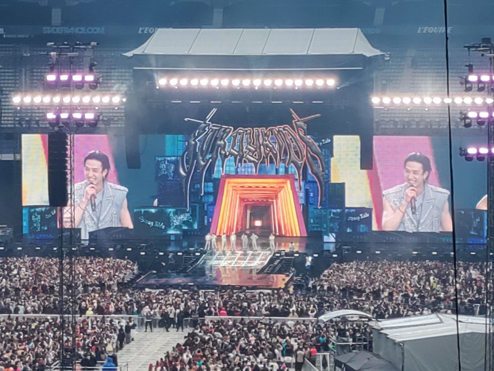 Skz in paris day 2 stage: chan is on the big screens smiling cutely