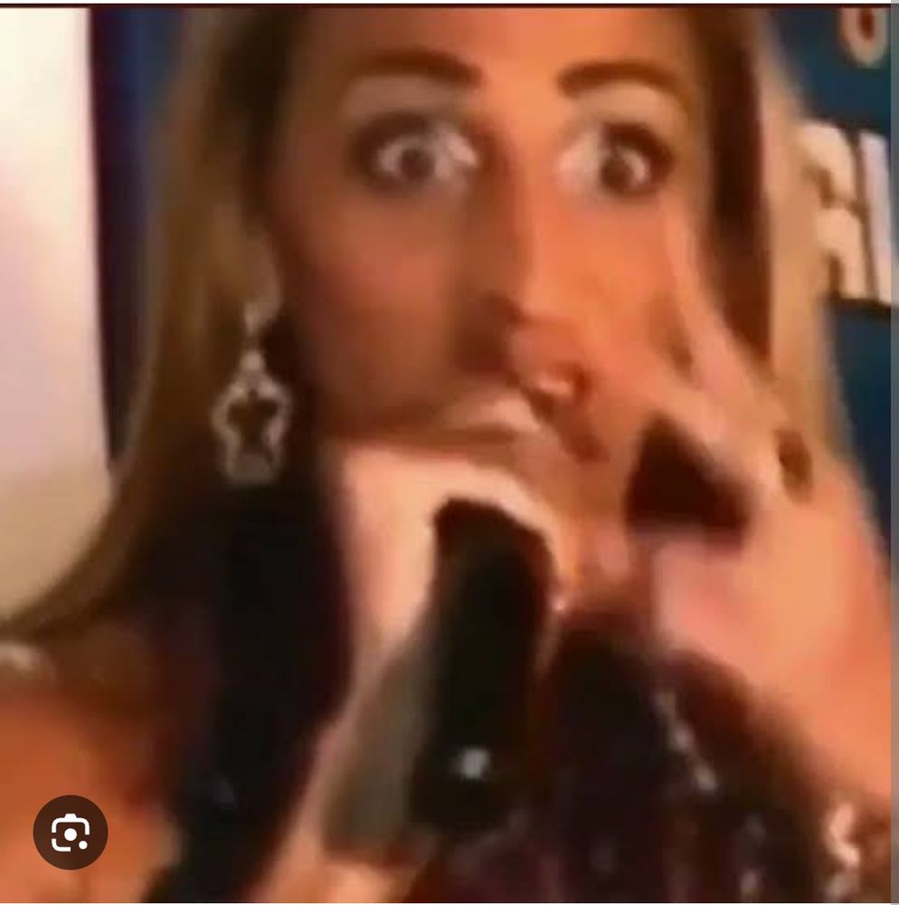 Frame de MC Pepita fazendo um "2" com os dedos