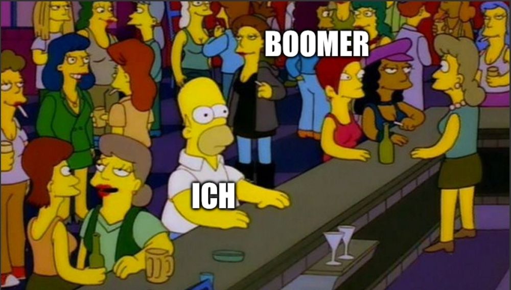 Homer Simpson (Mann) in einer Lesbenbar alleine am Tresen. Die anderen unterhalten sich