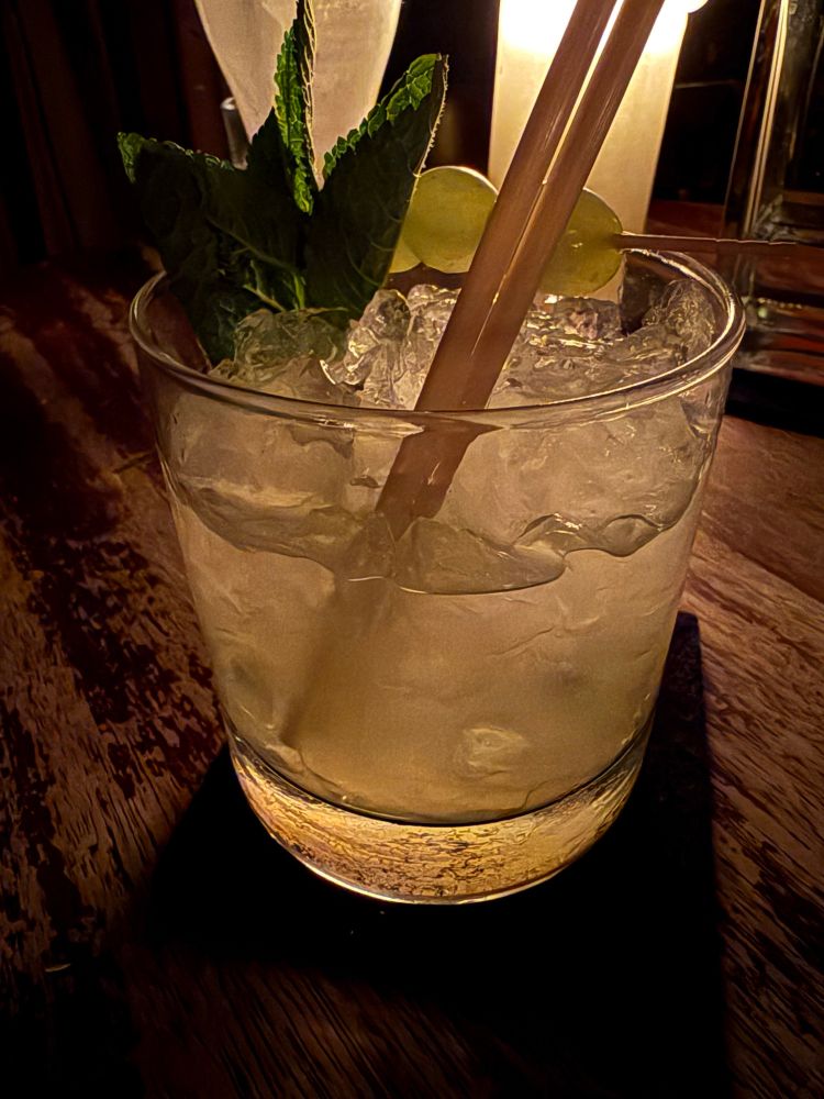 N Cocktail mit Weintrauben 