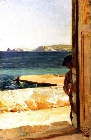 Una puerta abierta deja ver a un niño atisbando semi escondido el interior. Al fondo hay un paisaje marino 