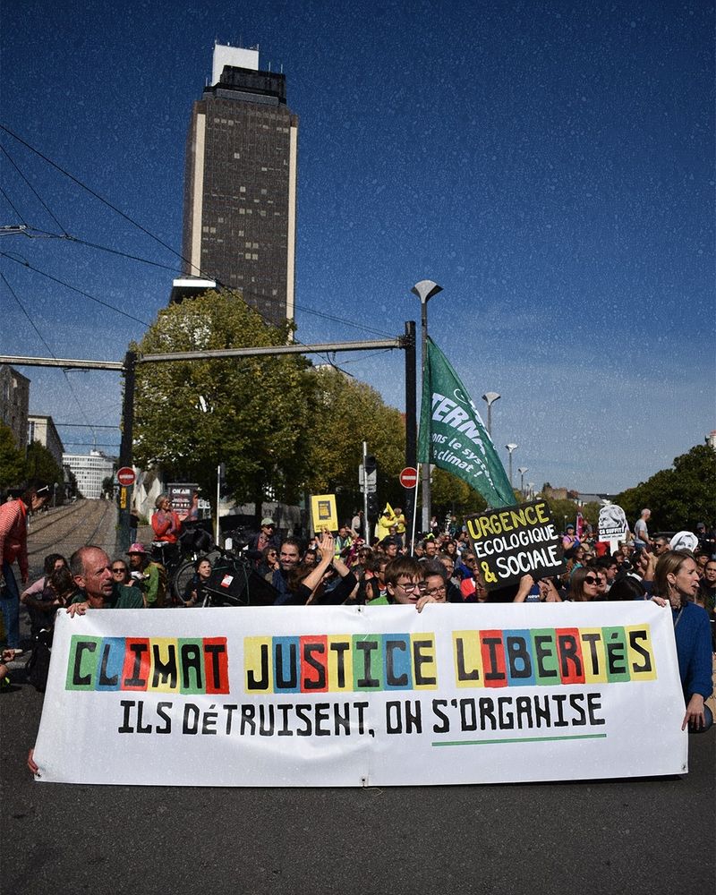 Photo cours des 50 otages avec la banderole de tête