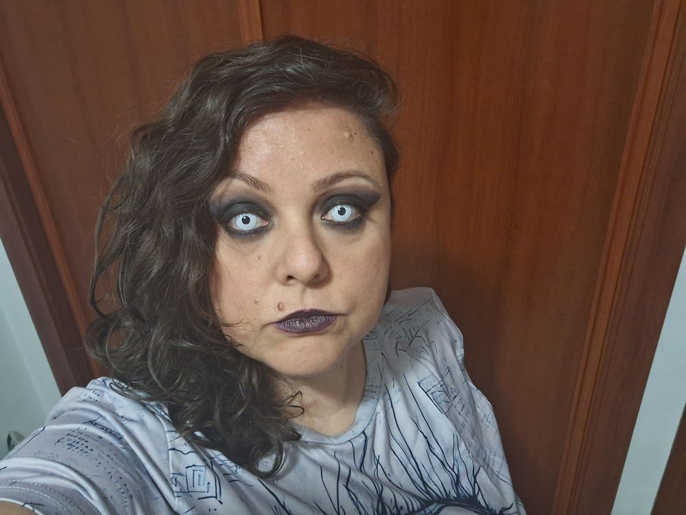 No me saqué foto vestida para la ocasión 😅
Pero aquí se ve mi maquillaje, con lentillas blancas de fantasía y el peinado, semirecogido a un lado.